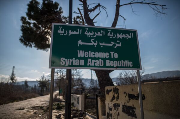 Табличка возле закрытого контрольно-пропускного пункта на сирийско-турецкой границе. Архивное фото - Sputnik Кыргызстан