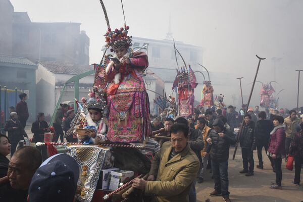 Кытайдын Чжэцзян провинциясындагы Иу шаарында өтүп жаткан парадга балдар катышууда - Sputnik Кыргызстан