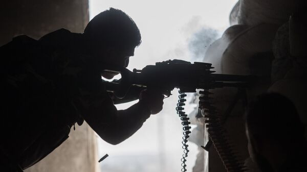 Военнослужащий во время стрельбы из пулемета. Архивное фото - Sputnik Кыргызстан