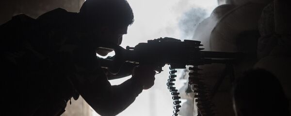 Военнослужащий Сирийской Арабской армии в жилом квартале города Алеппо, через который проходит линия фронта. Архивное фото - Sputnik Кыргызстан