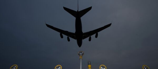 Самолет заходит на посадку в аэропорту. Архивное фото Самолет заходит на посадку в аэропорту. Архивное фото - Sputnik Кыргызстан