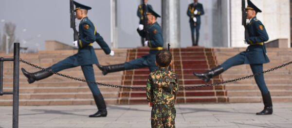 Үч жашар Сердардын башкы желектин алдында жоокердик маршы - Sputnik Кыргызстан