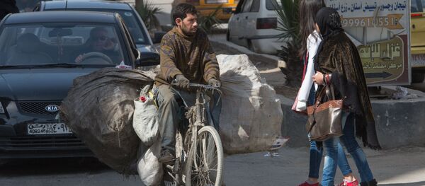 На одной из улиц Дамаска в первый день перемирия. Архивное фото На одной из улиц Дамаска в первый день перемирия. Архивное фото - Sputnik Кыргызстан