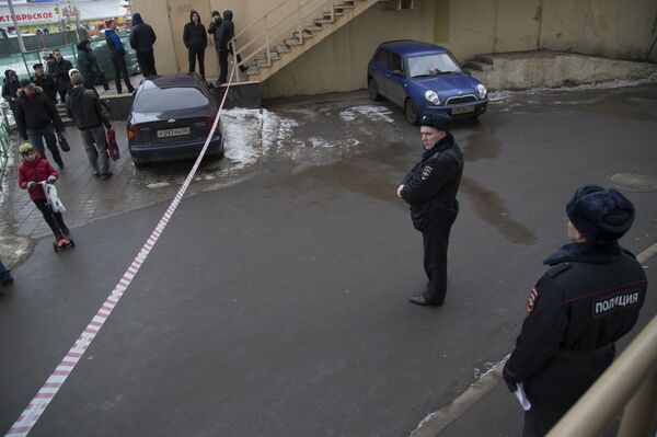 Сотрудники полиции возле станции метро Октябрьское поле где была задержана женщина - Sputnik Кыргызстан