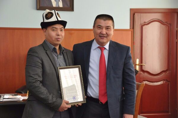 Марат Исаев с мэром Оша Айтмаматом Кадырбаевым - Sputnik Кыргызстан