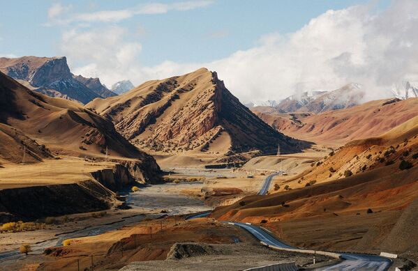 И проходит через три главных горных перевала Памира… - Sputnik Кыргызстан