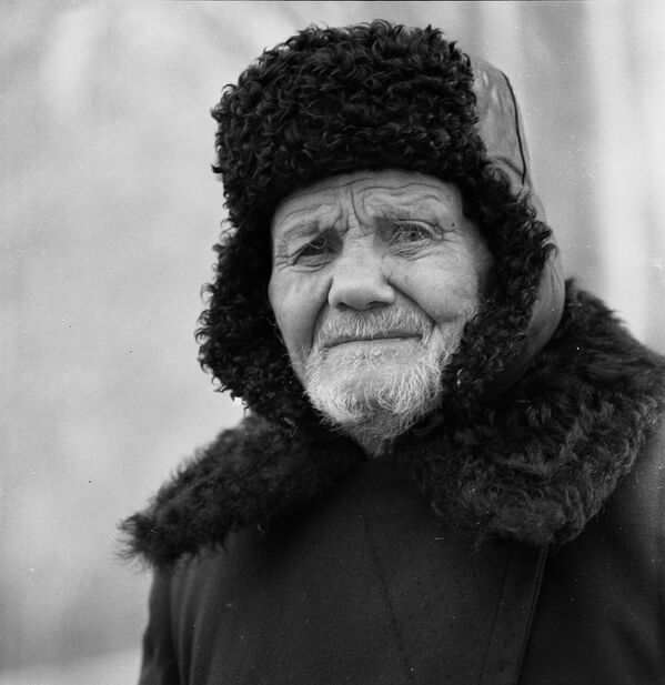 Василий Присухин был одним из специалистов-конезаводчиков и лично высаживал аллею наряду с рабочими - Sputnik Кыргызстан