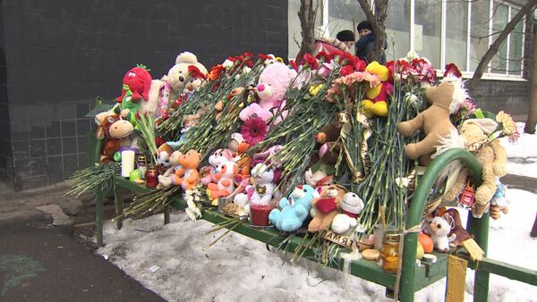 Цветы, свечи и игрушки у Октябрьского поля и возле дома убитой девочки - Sputnik Кыргызстан