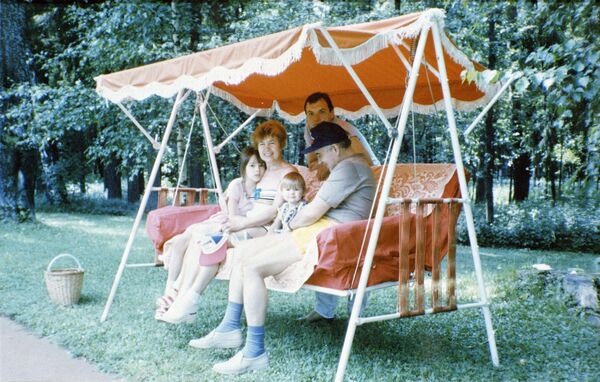 Михаил Сергеевич Горбачев с семьей на даче - Sputnik Кыргызстан