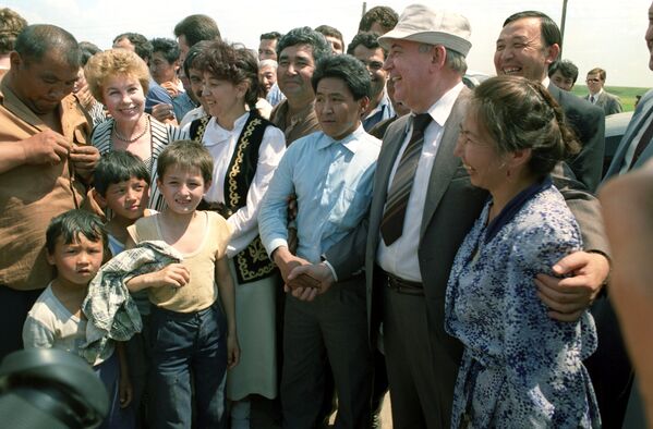 Рабочий визит президента СССР Михаила Горбачева в Казахстан - Sputnik Кыргызстан
