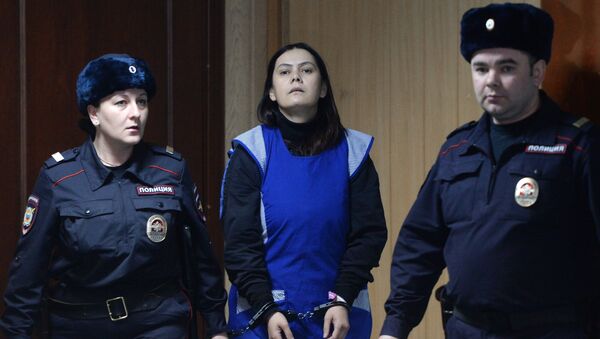 Няня Гюльчехра Бобокулова (в центре), обвиняемая в убийстве 4-летней девочки Насте Максимовой, в зале Пресненского суда Москвы - Sputnik Кыргызстан