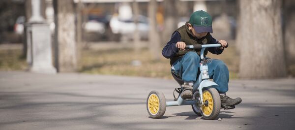 Мальчик катается на трехколесном велосипеде. Архивное фото - Sputnik Кыргызстан