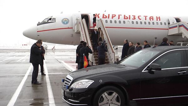 Президент Атамбаев обнялся с Бельяниновым в московском аэропорту - Sputnik Кыргызстан