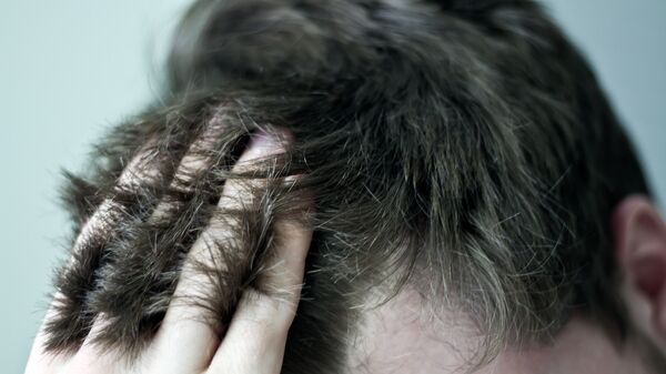 Мужчина держится за волосы. Архивное фото - Sputnik Кыргызстан