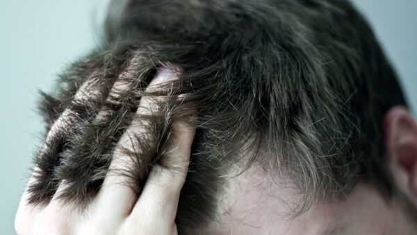 Мужчина держится за волосы. Архивное фото - Sputnik Кыргызстан
