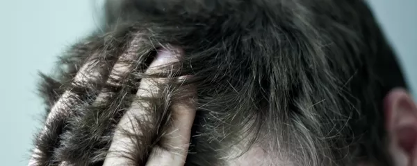 Мужчина держится за волосы - Sputnik Кыргызстан