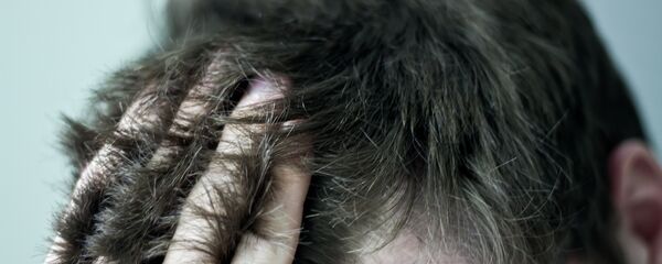 Мужчина держится за волосы. Архивное фото Мужчина держится за волосы. Архивное фото - Sputnik Кыргызстан