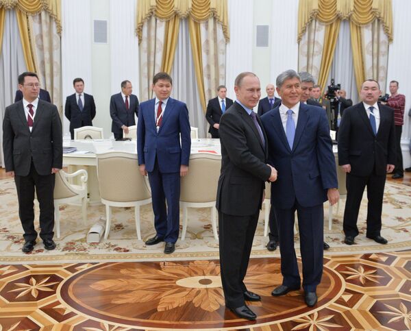 Президент России Владимир Путин и президент КР Алмазбек Атамбаев во время встречи в Кремле. - Sputnik Кыргызстан