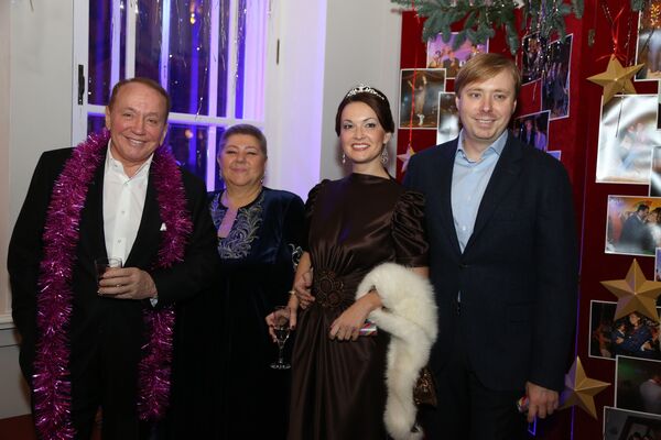 Александр Масляков и Александр Масляков-младший с супругами. Архивное фото - Sputnik Кыргызстан