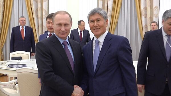 Горячее приветствие Атамбаева и Путина, беседа о мигрантах — кадры из - Sputnik Кыргызстан