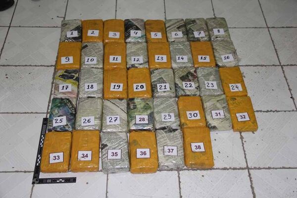 Изъятые пакеты с гашишем у задержанного сотрудника МВД Таджикстана - Sputnik Кыргызстан