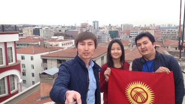Соотечественники за рубежом держали флаг и поздравляли кыргызстанцев - Sputnik Кыргызстан