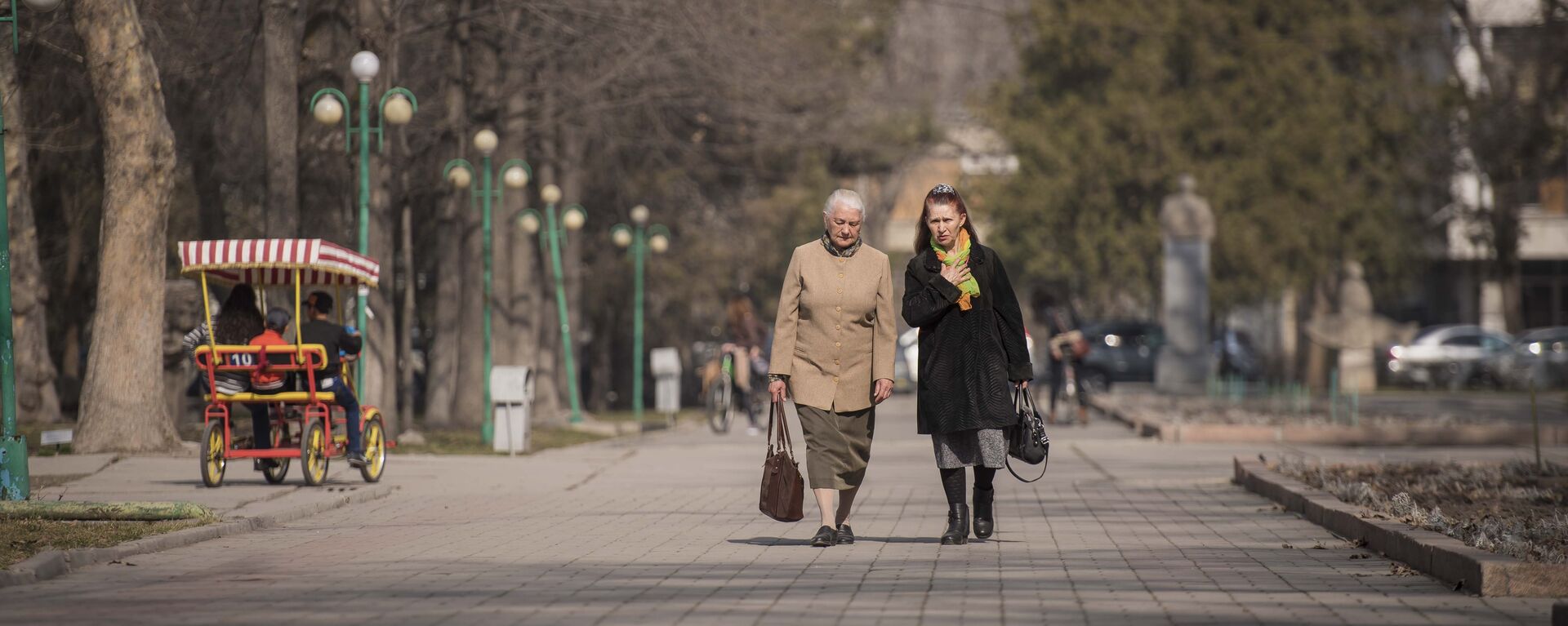 Женщины идут по улице в весенний день. Архивное фото - Sputnik Кыргызстан, 1920, 01.03.2023