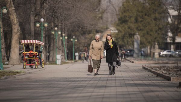 Архивное фото улицы Бишкека по которой идут женщины - Sputnik Кыргызстан