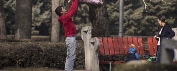 Кызын ойнотуп жаткан адам. Архив - Sputnik Кыргызстан