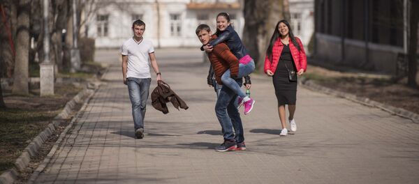 Молодые люди на одном из аллей в Бишкеке. Архивное фото - Sputnik Кыргызстан