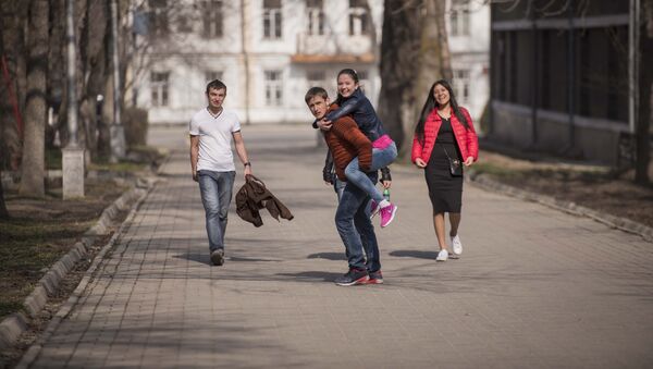 Молодые люди на одном из улиц Бишкека. Архивное фото - Sputnik Кыргызстан