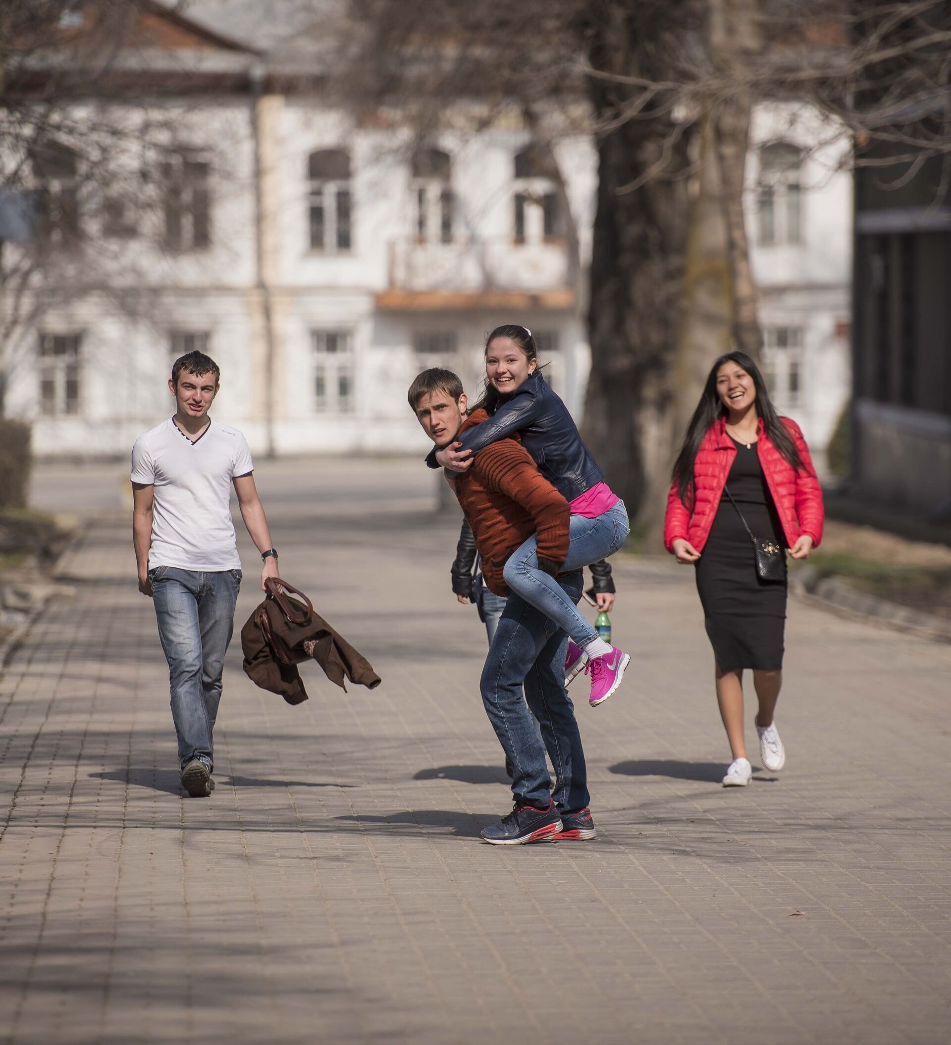 Кыргызстан улицы. Люди на улице. Люди на улице города. Люди на улице летом. Кыргызстан люди на улице.