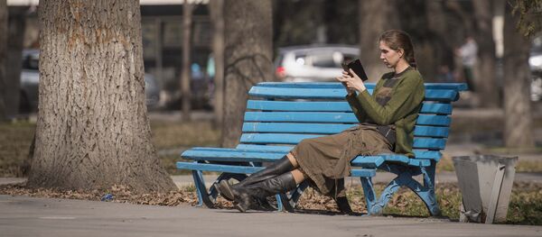 Отургучта отурган кыз. Архив - Sputnik Кыргызстан