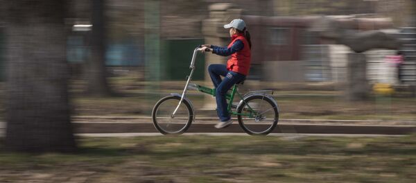 Велосипед тееп бараткан кыз. Архив - Sputnik Кыргызстан