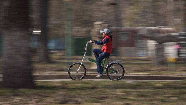 Велосипед тепкен кыз. Архив - Sputnik Кыргызстан