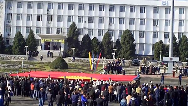 В Оше состоялось торжественное внесение 15-метрового флага Кыргызстана - Sputnik Кыргызстан