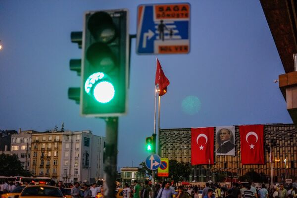 Люди на площади Таксим в Стамбуле. Архивное фото - Sputnik Кыргызстан