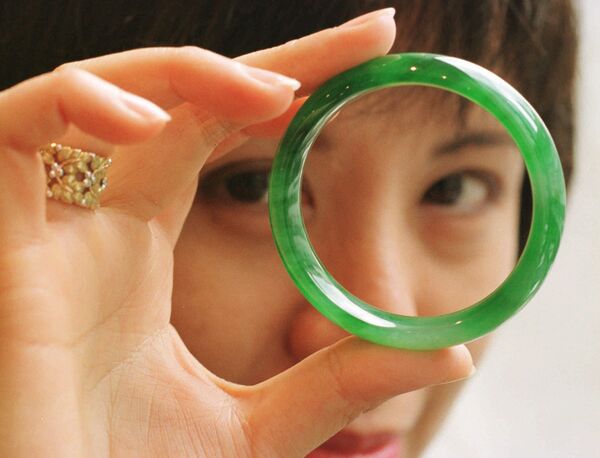 Браслет из жадеита, который был продан за 1.2 миллион долларов на аукционе в Куала Лумпуре в 1996 году.  - Sputnik Кыргызстан