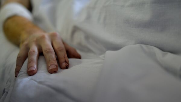 Пациент лежит на больничной койке. Архивное фото - Sputnik Кыргызстан