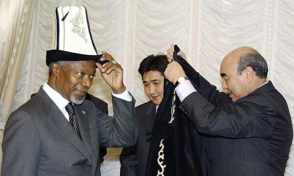 7-й Генеральный секретарь Организации объединённых наций Кофи Аннан в калпаке - Sputnik Кыргызстан