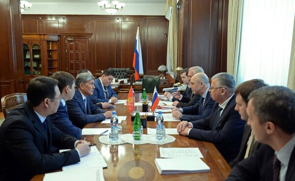 Президент КР Алмазбек Атамбаев во время встречи с министром финансов России Антоном Силуановым - Sputnik Кыргызстан