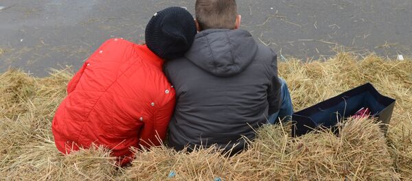 Трехметровый сеновал для влюбленных появился в парке Горького к Дню святого Валентина Трехметровый сеновал для влюбленных появился в парке Горького к Дню святого Валентина - Sputnik Кыргызстан