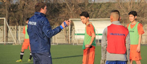 Тренер сборной КР по футболу Александр Крестинин во время семинара для тренеров. Архивное фото - Sputnik Кыргызстан