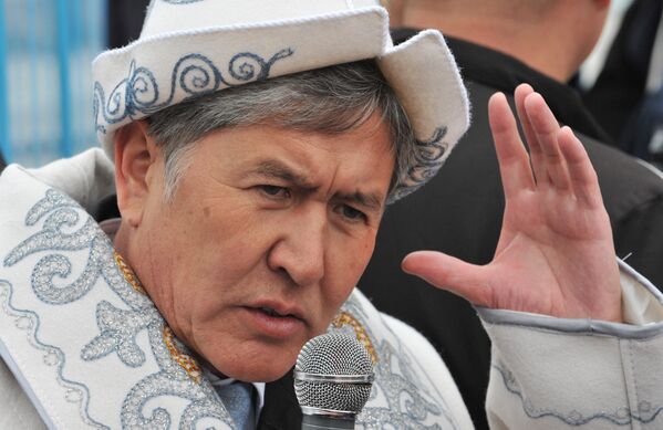 Премьер-министр Кыргызстана и кандидат в президенты Алмазбек Атамбаев. 2011 год - Sputnik Кыргызстан