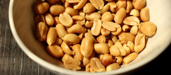 Арахисовые орехи в тарелке. Архивное фото Арахисовые орехи в тарелке. Архивное фото - Sputnik Кыргызстан