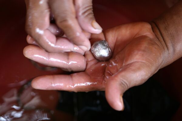 Кусок маленькой ртути в руке. Архивное фото - Sputnik Кыргызстан