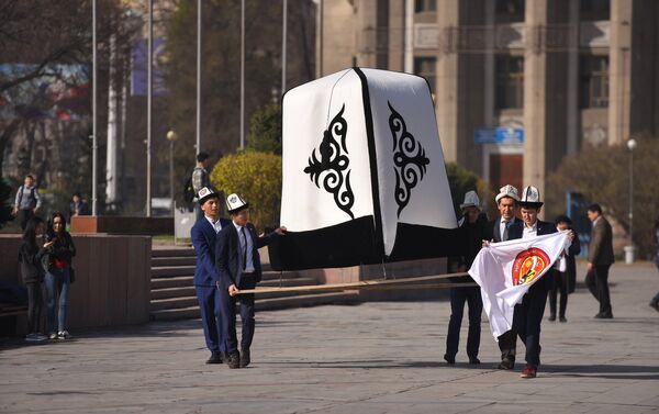 Горожанам продемонстрировали трехметровый головной убор, который претендует на внесение в Книгу рекордов Гиннесса. - Sputnik Кыргызстан
