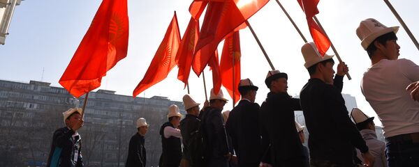 Архивное фото молодых людей, которые держат флаг Кыргызстана - Sputnik Кыргызстан