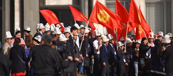 Кыргызстандын желегин көтөргөн жарандар. Архив - Sputnik Кыргызстан