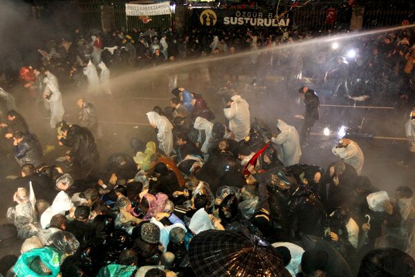 Zaman гезитинин алдына чогулган элди суу менен атып таратуу, Стамбул 5 март. - Sputnik Кыргызстан